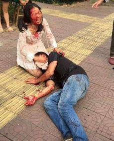 成人打架吓坏小孩视频,成人打架惊吓幼童，社会呼吁文明冲突