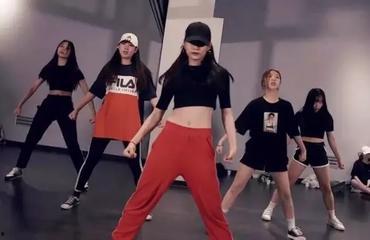 沙依巴克成人街舞视频,激情四溢，舞动青春